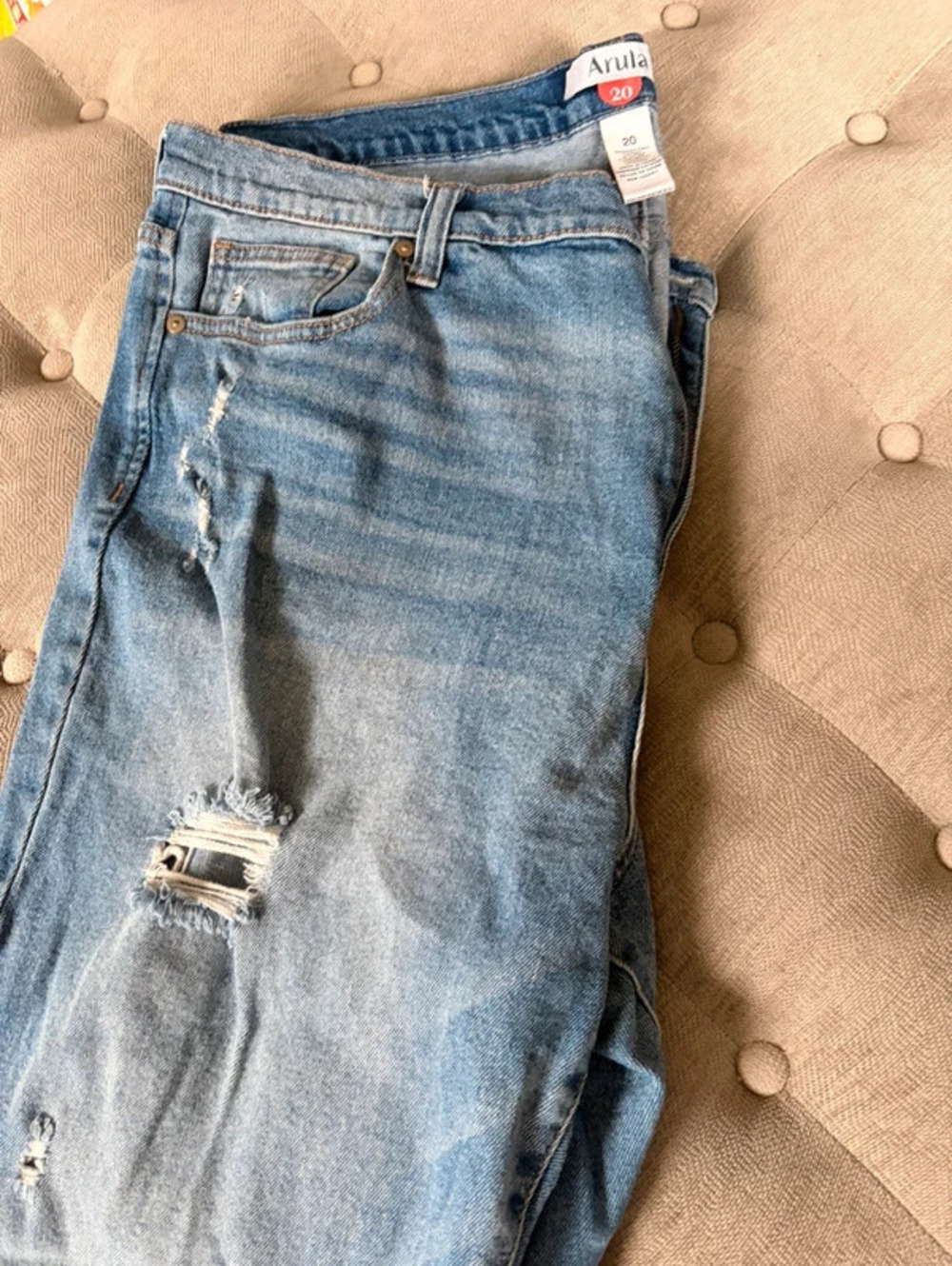 Arula Jeans with Flare and ripped detail